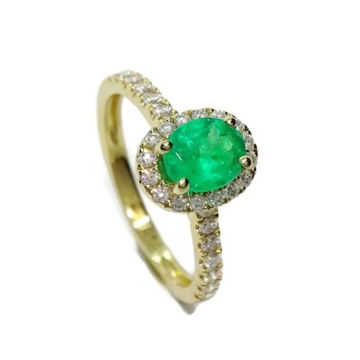 Impresiónate anillo de oro amarillo de 18k con una esmeralda central talla oval de 7x6 y 0.89cts y diamantes. - Imagen 4
