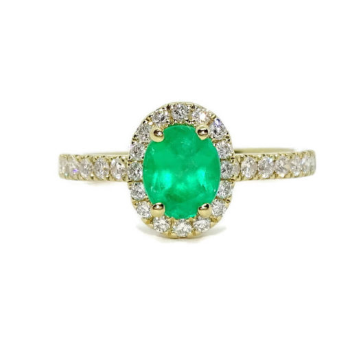 Impresiónate anillo de oro amarillo de 18k con una esmeralda central talla oval de 7x6 y 0.89cts y diamantes.