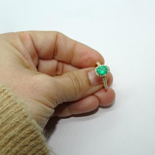 Impresiónate anillo de oro amarillo de 18k con una esmeralda central talla oval de 7x6 y 0.89cts y diamantes. - Imagen 3