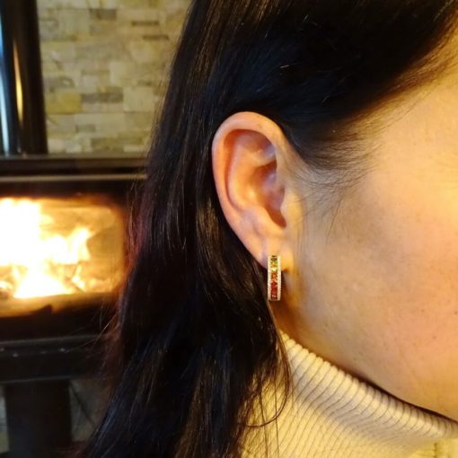 Impresionantes pendientes para mujer con 88 diamantes auténticos y 14 zafiros de color certificados montados en oro amarillo de 18k. - Imagen 2