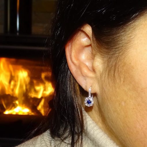 Preciosos pendientes para mujer con 32 diamantes auténticos y 2 zafiros azul mar montados en oro blanco de 18k. - Imagen 2