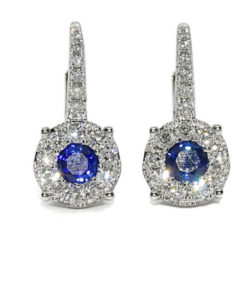 Preciosos pendientes para mujer con 32 diamantes auténticos y 2 zafiros azul mar montados en oro blanco de 18k.