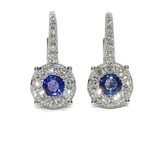 Preciosos pendientes para mujer con 32 diamantes auténticos y 2 zafiros azul mar montados en oro blanco de 18k.