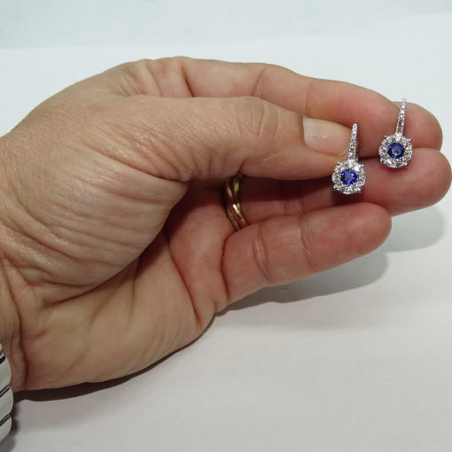 Preciosos pendientes para mujer con 32 diamantes auténticos y 2 zafiros azul mar montados en oro blanco de 18k. - Imagen 3