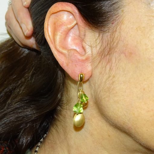 Pendientes de oro amarillo de 18K con 4 pepitas de oro amarillo y piedras finas de color verde - Imagen 2