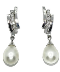 Pendientes de oro blanco de 18k con 12 diamantes talla brillante de 0.18cts y 2 perlas cultivadas tipo pera de 8.5mm. 3.00cm de largos