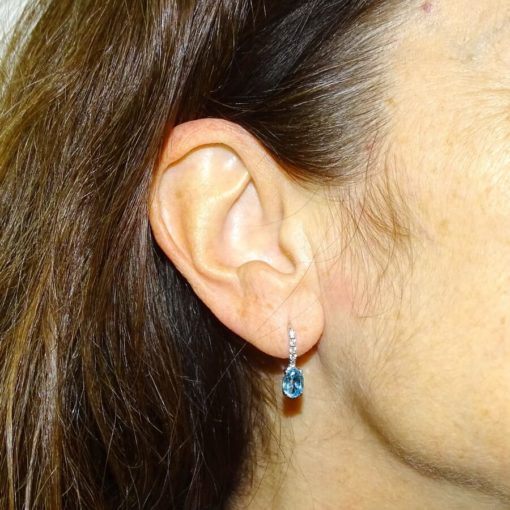 Preciosos pendientes largos de oro blanco de 18K con 8 circonitas blancas y 2 topacios azules. - Imagen 2