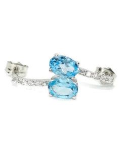 Preciosos pendientes largos de oro blanco de 18K con 8 circonitas blancas y 2 topacios azules.