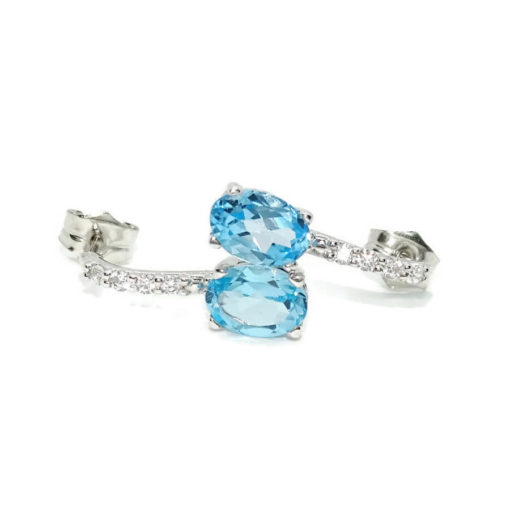 Preciosos pendientes largos de oro blanco de 18K con 8 circonitas blancas y 2 topacios azules.