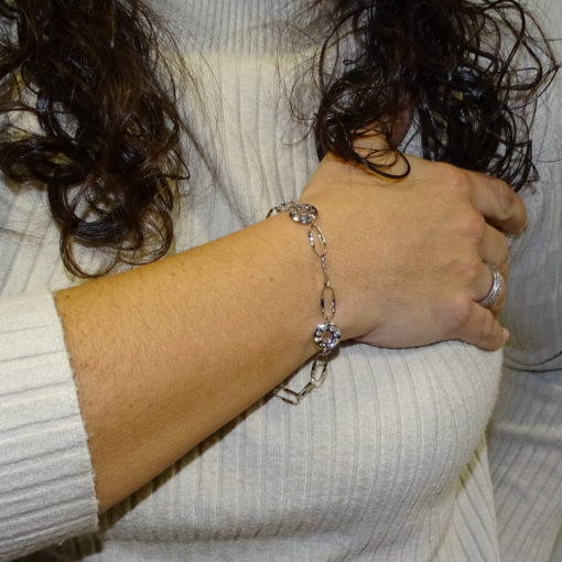 Pulsera de oro blanco de 18k para mujer con circulos con circonitas y cadena ondulada. - Imagen 2