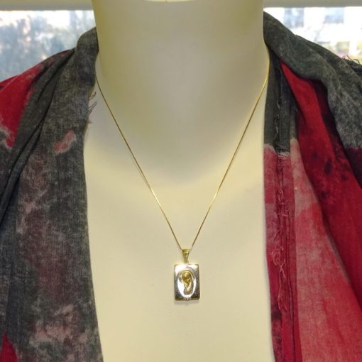 Medalla de oro de 18k y nácar con la Virgen jovencita y diamantes. Cadena veneciana de 45.00 cm todo oro 18k. - Imagen 2