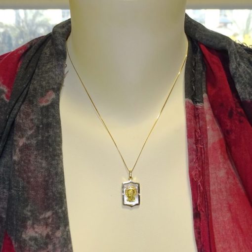 Medalla especial comunión de oro de 18k y nácar con la Virgen niña y diamantes. Cadena veneciana de 45.00 cm todo oro 18k - Imagen 2