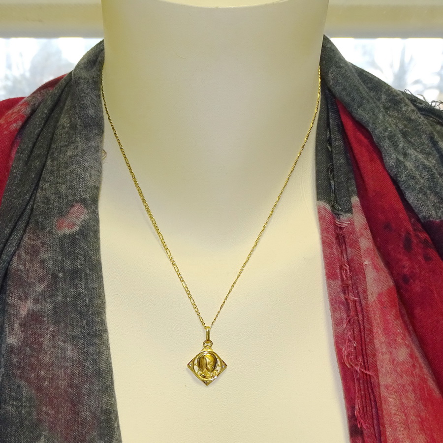 Medalla de oro amarillo de 18k calada con la Virgen Niña y circonitas .Cadena 3X1 de 45cm especial comunión y mujer - Imagen 2