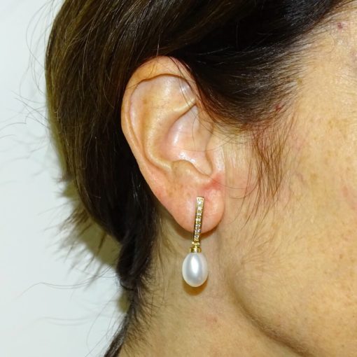 Pendientes para mujer de oro amarillo de 18k con circonitas engastadas con 4 garras y perlas cultivadas tipo pera - Imagen 2