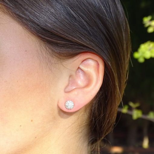 Preciosos y vistosos pendientes de 0.36cts de diamantes talla brillante montados en oro blanco de 18k con cierre presión y 7mm de diámetro. - Imagen 2