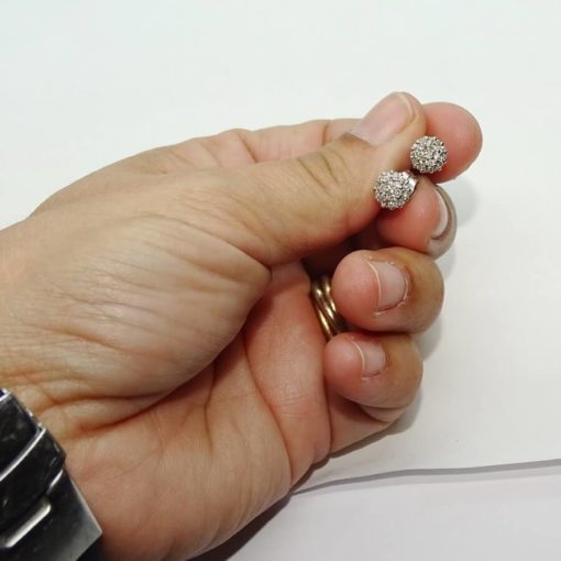 Preciosos y vistosos pendientes de 0.36cts de diamantes talla brillante montados en oro blanco de 18k con cierre presión y 7mm de diámetro. - Imagen 3