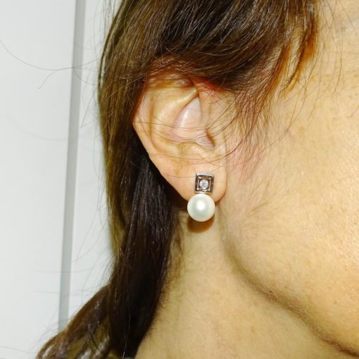Pendientes tu y yo para mujer de oro blanco de 18k con 0.22cts de diamantes y perla cultivada. - Imagen 2