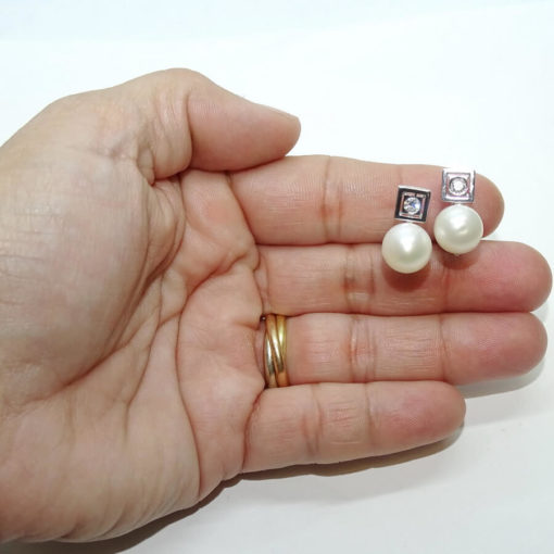 Pendientes tu y yo para mujer de oro blanco de 18k con 0.22cts de diamantes y perla cultivada. - Imagen 3