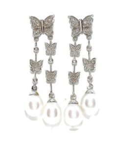 Preciosos pendientes para mujer con perlas cultivadas tipo pera y diamantes en oro blanco de 18k.