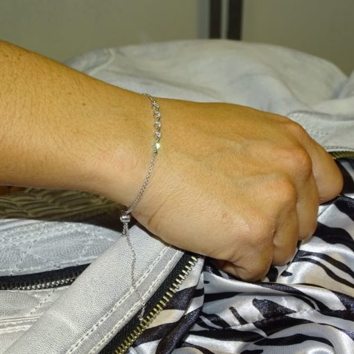 Preciosa pulsera de oro blanco de 18k con 5 diamantes auténticos. Original y cómodo cierre ajustable - Imagen 2