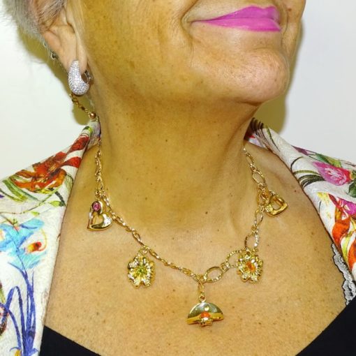 Precioso y alegre collar para mujer de oro amarillo de 18k con 5 motivos, corazones, flores y sombrero. 42.00cm de largo. 21.25gr de oro de 18k. - Imagen 2