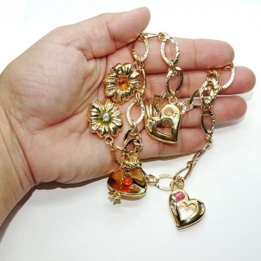 Precioso y alegre collar para mujer de oro amarillo de 18k con 5 motivos, corazones, flores y sombrero. 42.00cm de largo. 21.25gr de oro de 18k. - Imagen 3