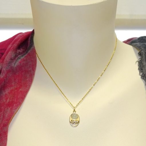 Medalla para bebé de oro amarillo de 18k con niño en pajas y reloj. - Imagen 2