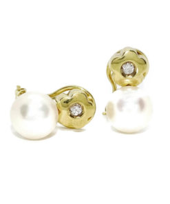 Pendientes tu y yo para mujer de oro amarillo de 18k con 0.10cts de diamantes y perla cultivada tipo de 9.00 mm.