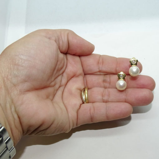 Pendientes tu y yo para mujer de oro amarillo de 18k con 0.10cts de diamantes y perla cultivada tipo de 9.00 mm. - Imagen 3