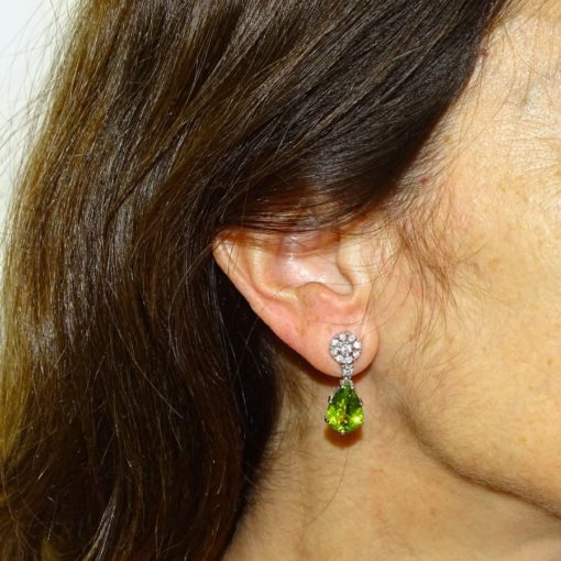 Pendientes de oro blanco de 18k para mujer con diamantes auténticos y 2 peridotos - Imagen 3