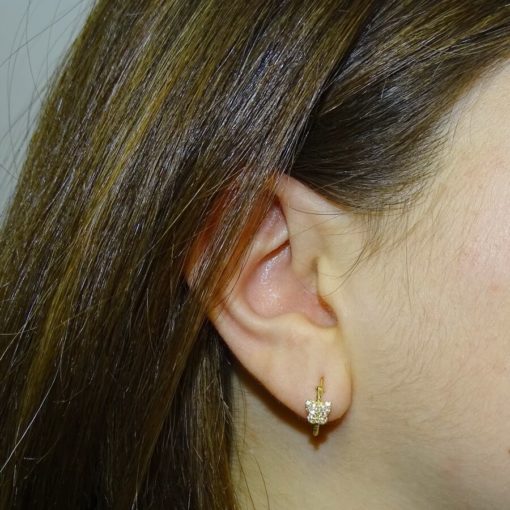 Bonitos y originales pendientes tipo aro de oro de 18k para niña con mariposa y circonitas. - Imagen 2