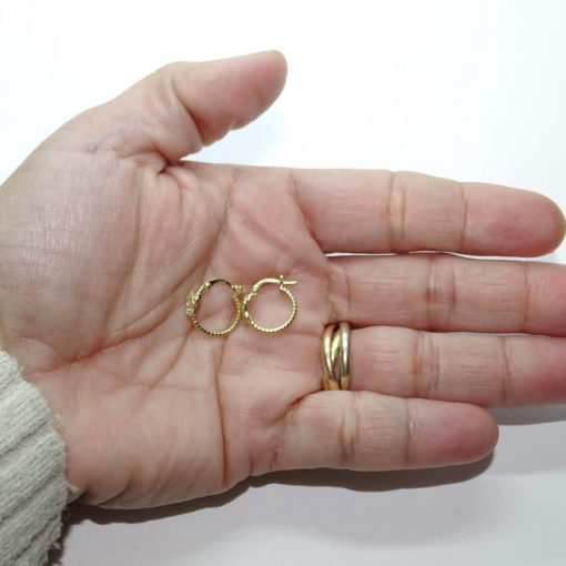 Bonitos y originales pendientes tipo aro de oro de 18k para niña con mariposa y circonitas. - Imagen 3