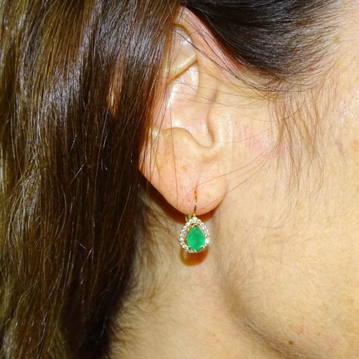 Preciosos pendientes en oro amarillo de 18k con 2 esmeraldas naturales talla lagrima de 7x5 y circonitas. - Imagen 2