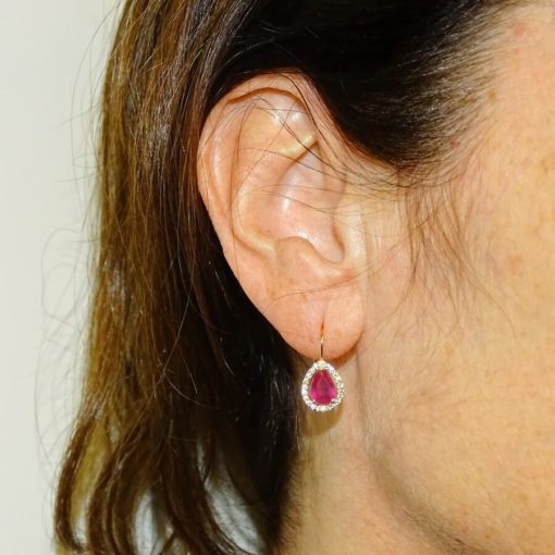Preciosos pendientes en oro amarillo de 18k con 2 rubís naturales talla lagrima - Imagen 2