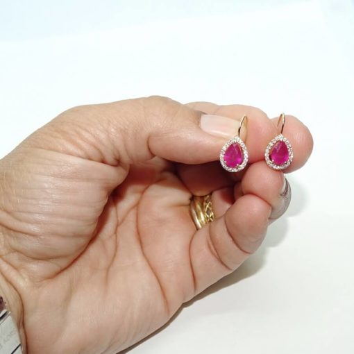 Preciosos pendientes en oro amarillo de 18k con 2 rubís naturales talla lagrima - Imagen 3