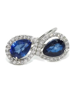 Preciosos pendientes en oro blanco de 18k con 2 zafiros azules talla lagrima de 7x5 y circonitas.