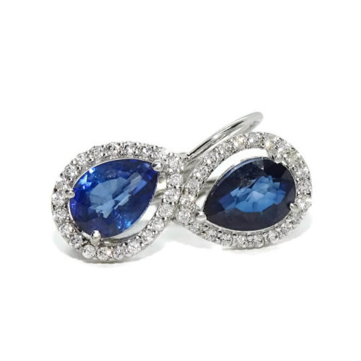Preciosos pendientes en oro blanco de 18k con 2 zafiros azules talla lagrima de 7x5 y circonitas.
