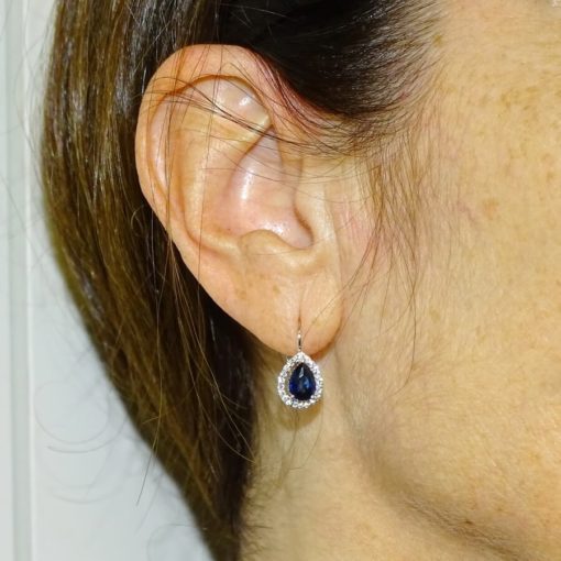 Preciosos pendientes en oro blanco de 18k con 2 zafiros azules talla lagrima de 7x5 y circonitas. - Imagen 2