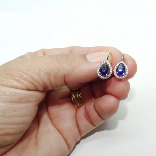 Preciosos pendientes en oro blanco de 18k con 2 zafiros azules talla lagrima de 7x5 y circonitas. - Imagen 3