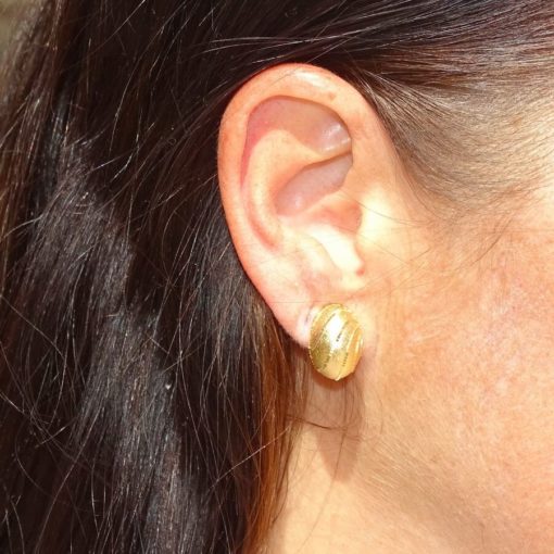 Espectaculares pendientes de oro amarillo de 18K brillo y mate con cierre omega - Imagen 2