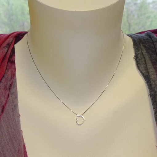 Collar con corazón de oro blanco de 18k y cadena veneciana de oro amarillo de 18k de 40cm de larga - Imagen 2