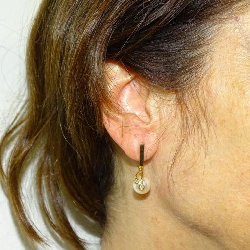 Pendientes para mujer de oro amarillo de 18k con 4 circonitas engastadas y perlas cultivadas redondas de 9.00mm. - Imagen 2