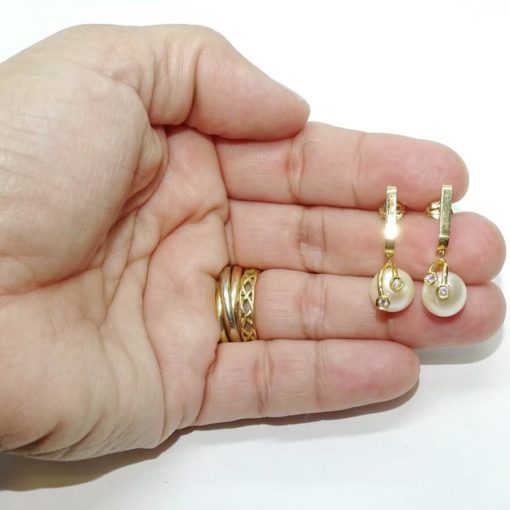 Pendientes para mujer de oro amarillo de 18k con 4 circonitas engastadas y perlas cultivadas redondas de 9.00mm. - Imagen 3