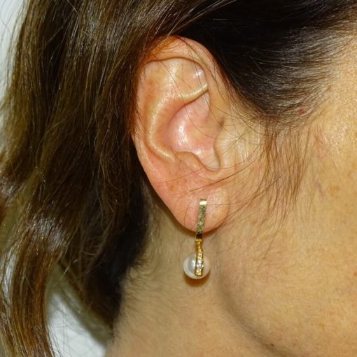 Pendientes para mujer de oro amarillo de 18k con una barra de circonitas y perlas cultivadas redondas de 9.00mm - Imagen 2