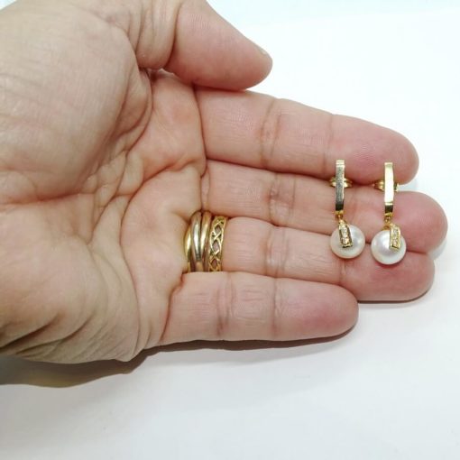 Pendientes para mujer de oro amarillo de 18k con una barra de circonitas y perlas cultivadas redondas de 9.00mm - Imagen 3