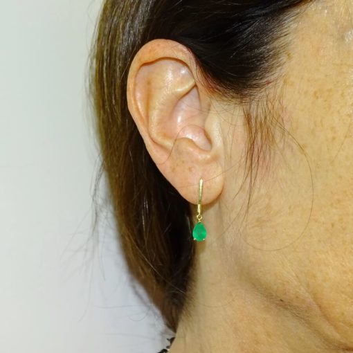 Preciosos pendientes en oro amarillo de 18k con 2 esmeraldas naturales talla lagrima de 7x5 - Imagen 2