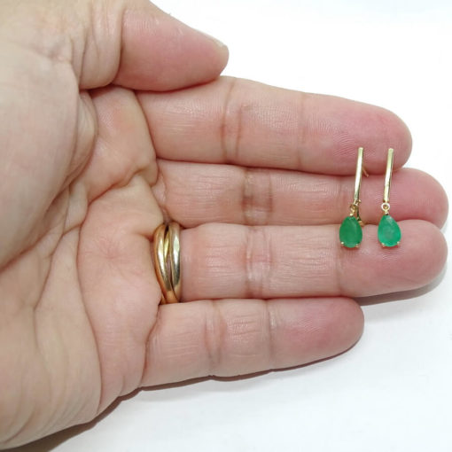 Preciosos pendientes en oro amarillo de 18k con 2 esmeraldas naturales talla lagrima de 7x5 - Imagen 3