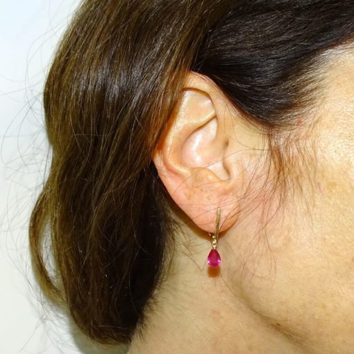 Preciosos pendientes en oro amarillo de 18k con 2 rubis naturales talla lagrima de 7x5 - Imagen 2