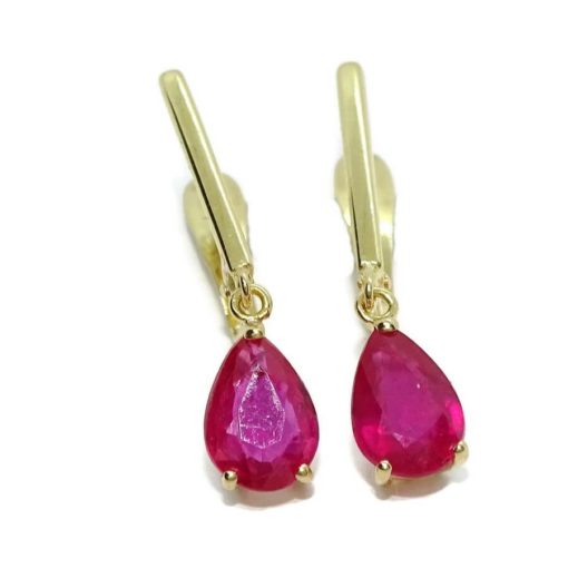 Preciosos pendientes en oro amarillo de 18k con 2 rubis naturales talla lagrima de 7x5