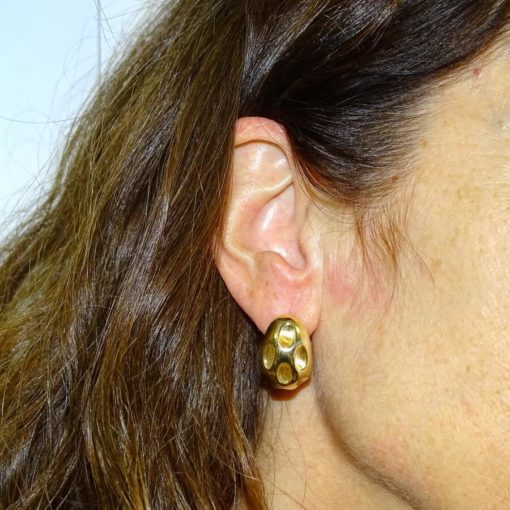 Pendientes oro amarillo mate y brillo de 18k salvaje oeste para mujer con cierre omega. - Imagen 2